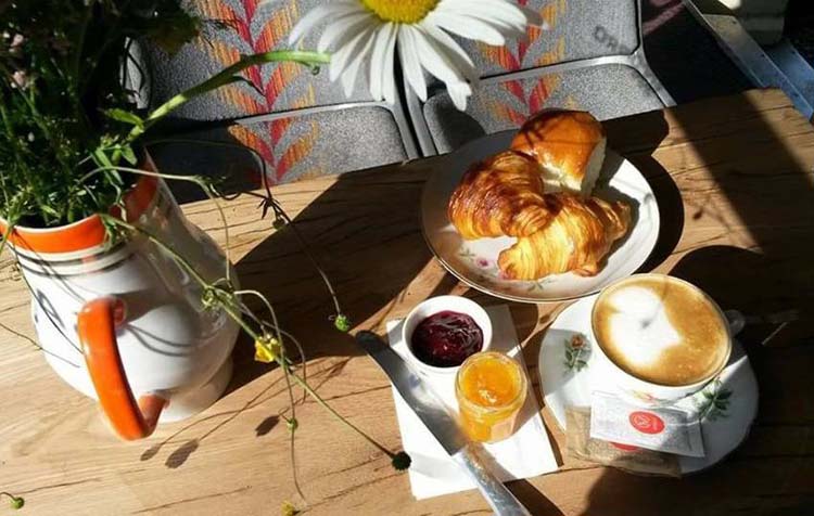 Cafe Awtobus in Kazbegi2